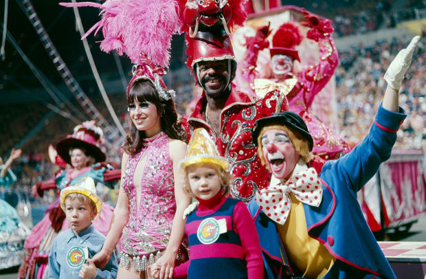 1975-Ringling-Bros-Barnum-Bailey-Circus-090005094.jpg