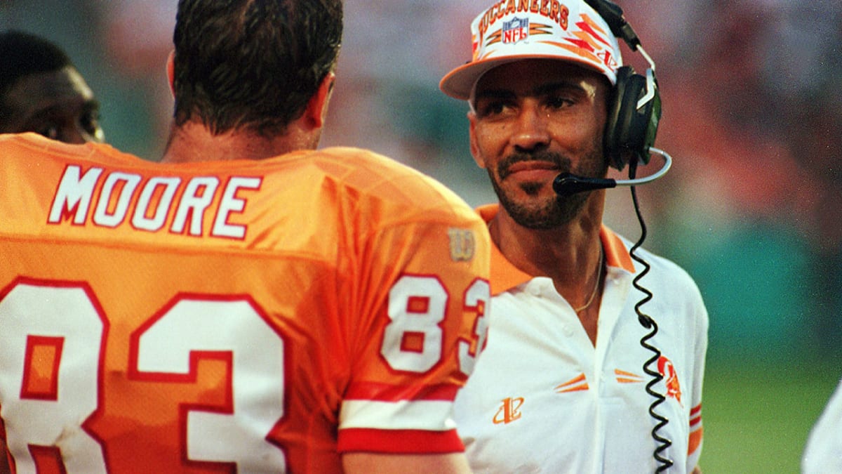 Former Steelers DB and coach Tony Dungy inducted into Buccaneers