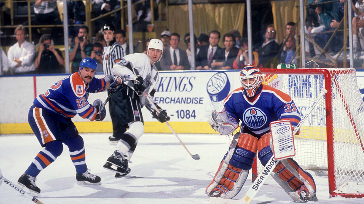 Former Edmonton Oiler Wayne Gretzky (99) gets set to hit the ice
