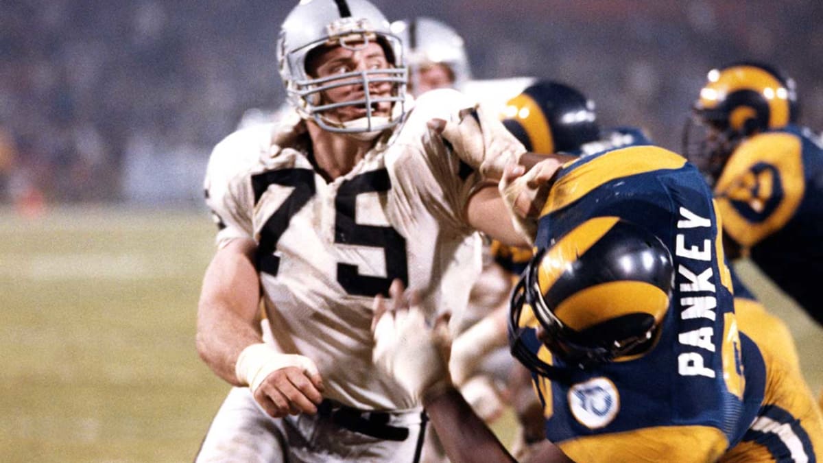 Did Howie Long have 'metal pebbles' sewn into 1981 Raiders jersey? 