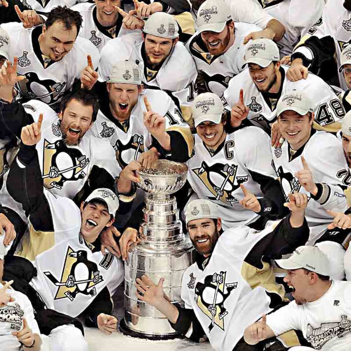 Sidney Crosby Pittsburgh Penguins Fanatics Authentic Unsigned 2009 Stanley Cup Champions Raising Photograph