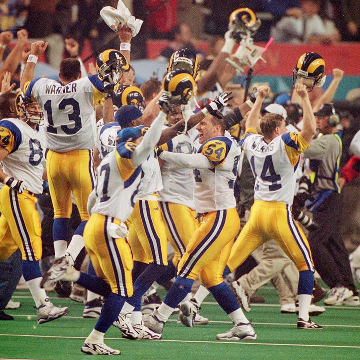 Super Bowl 34: Kurt Warner, Rams hang on to top Titans - Sports Illustrated  Vault