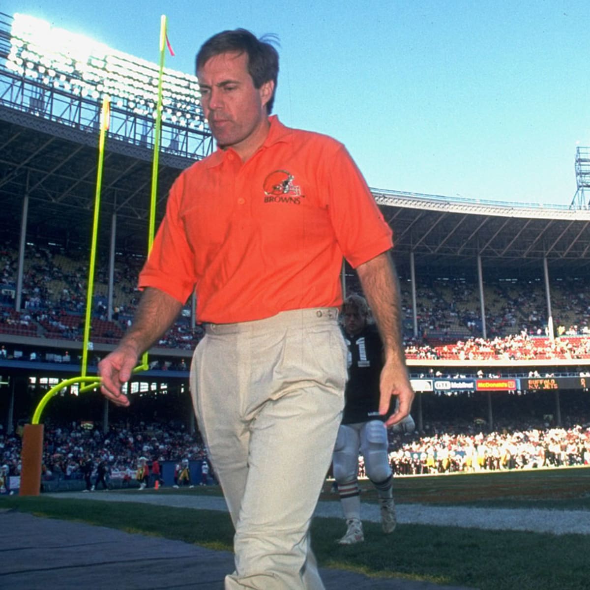 Vinny Testaverde, QB for the Cleveland Browns, throwing the ball