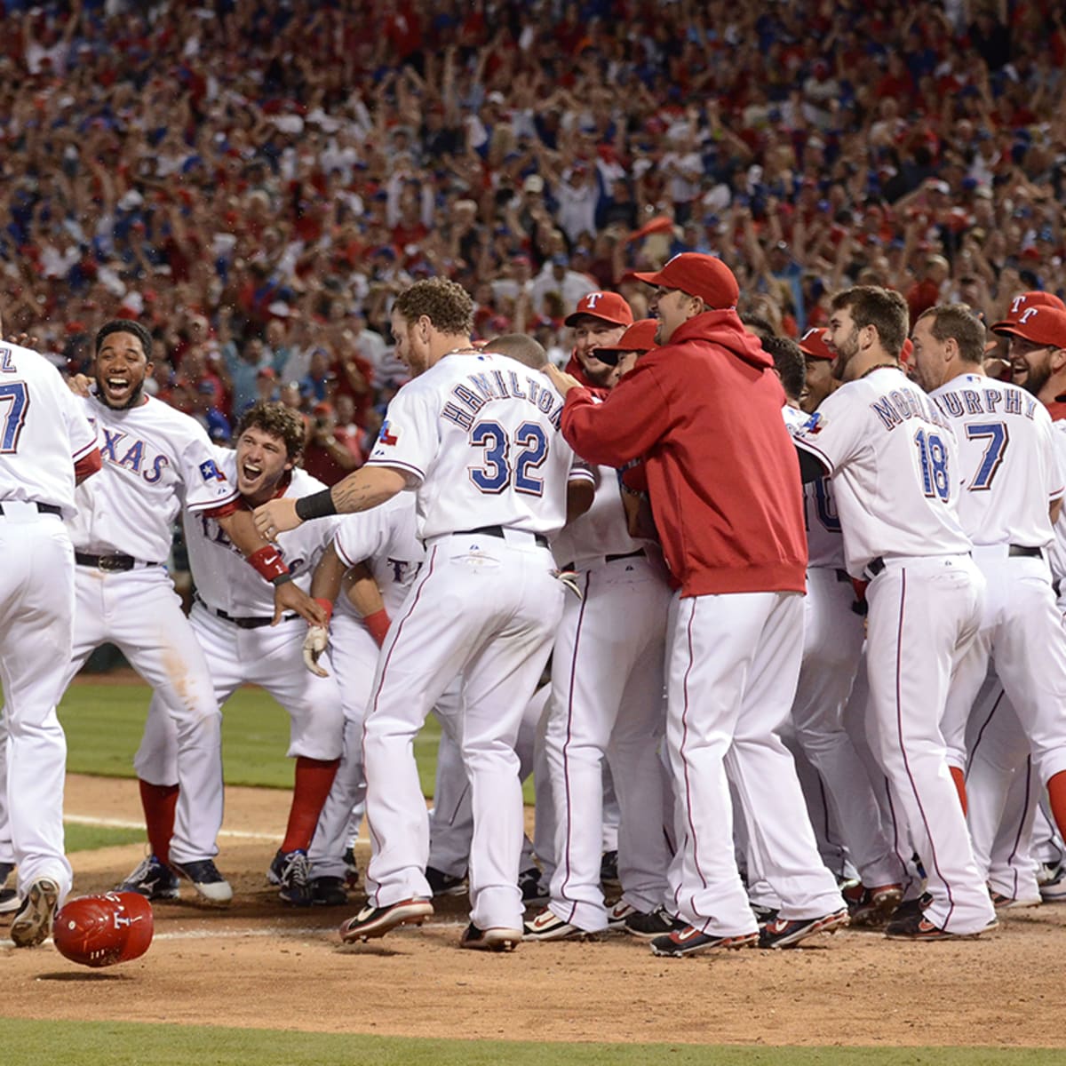 Photo: Rangers Nelson Cruz misses the ball in game 5 of the World Series in  Texas - DAL20101101325 