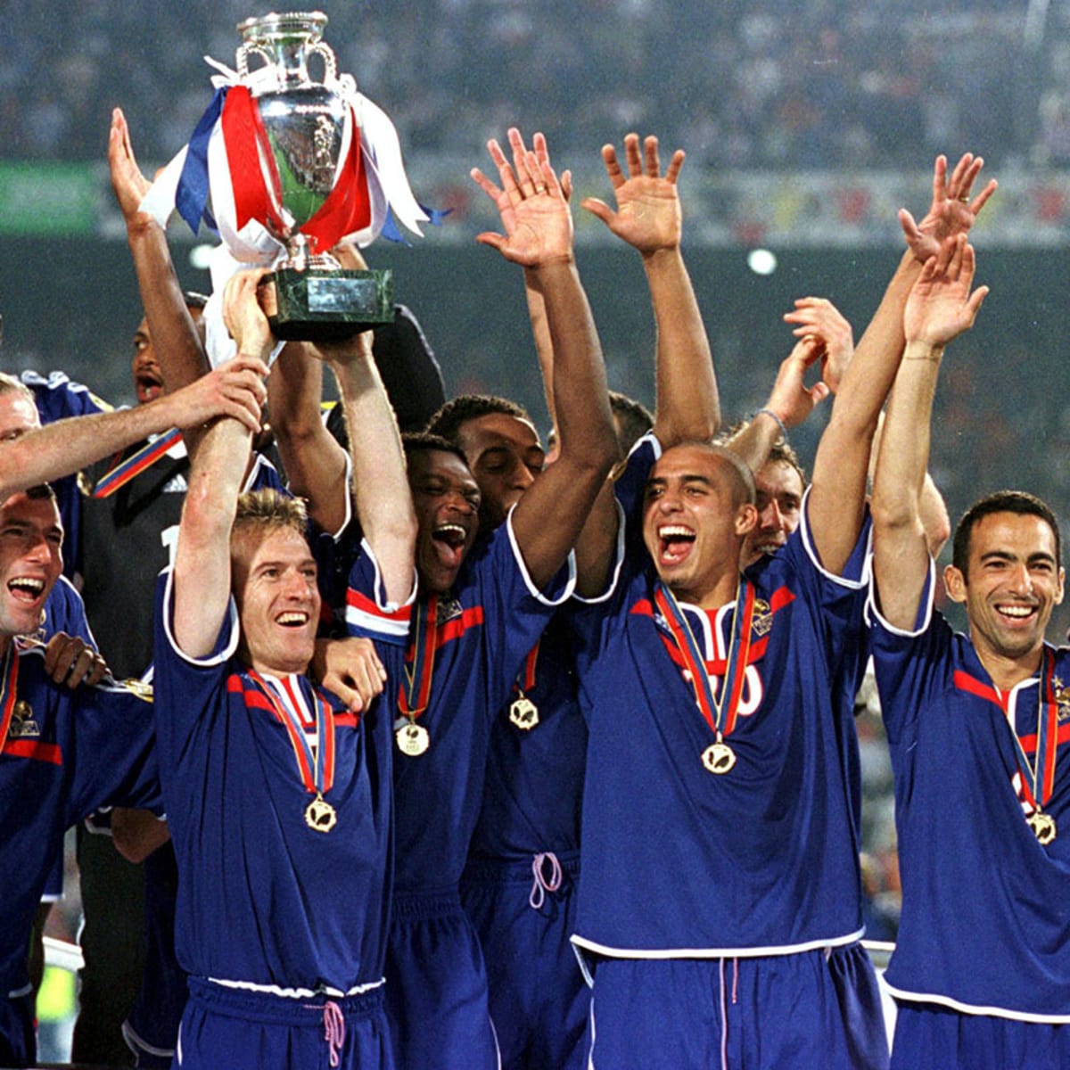 Франция чемпион по футболу какие годы. Сборная Франции евро 2000. Евро 2000 Италия. Евро 2000 Голландия. Сборная Франции чемпион Европы по футболу 2000.