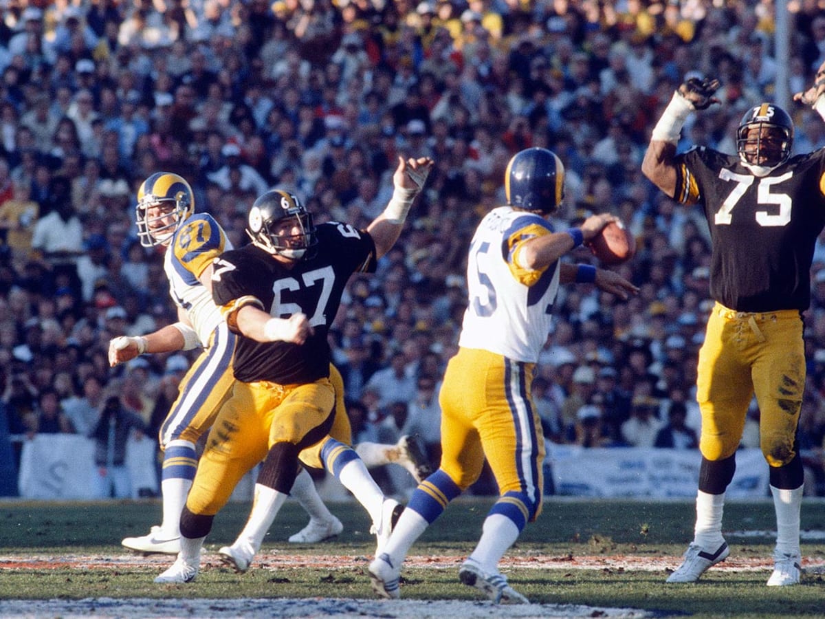 Houston Oilers Earl Campbell in action vs Pittsburgh Steelers