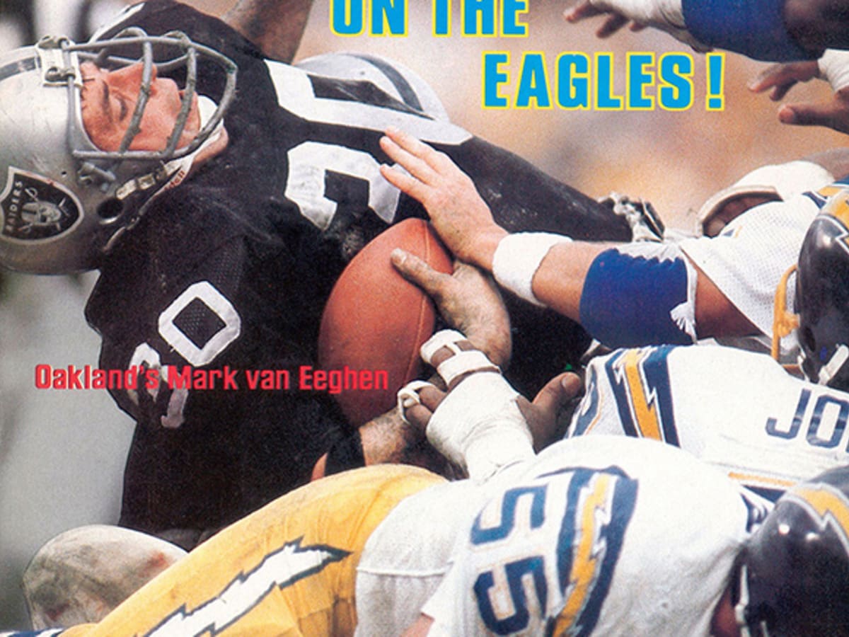 Oakland Raiders Mark Van Eeghen NFL FOOTBALL 1981 Sports Illustrated  Magazine!