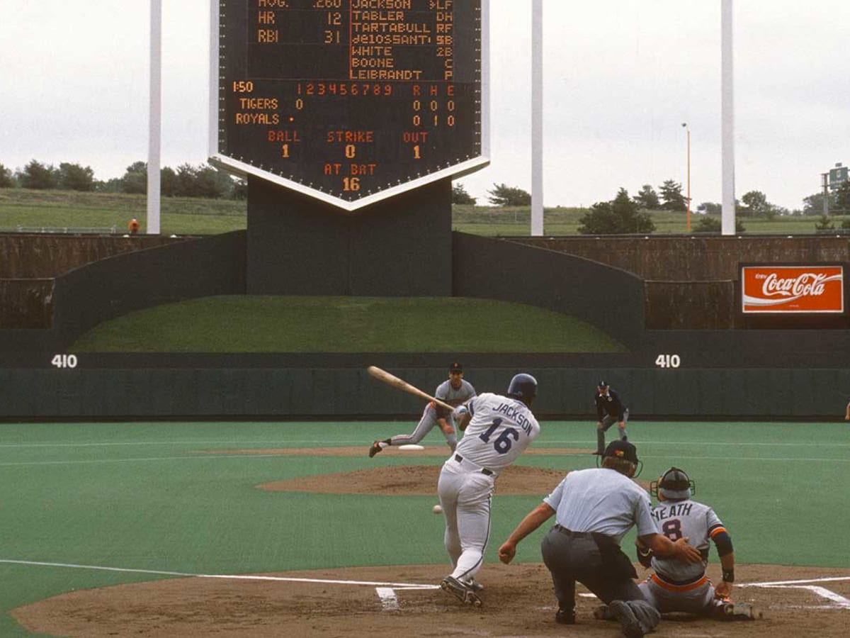 Bo Jackson of the Kansas City Royals hits home runs in three consecutive  at-bats before separating his shoulder - This Day In Baseball