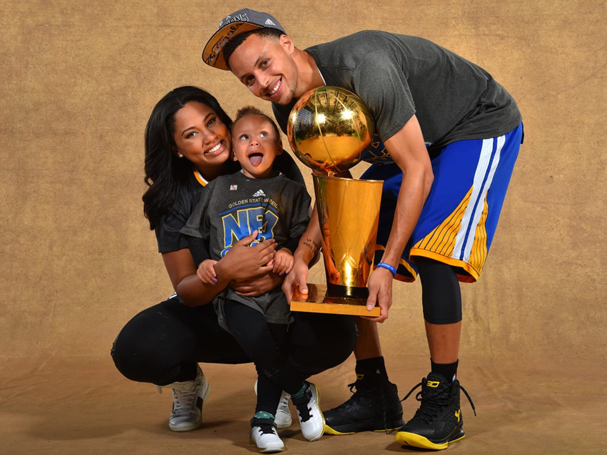 Stephen and Dell Curry pose for awesome family photo after 3-point