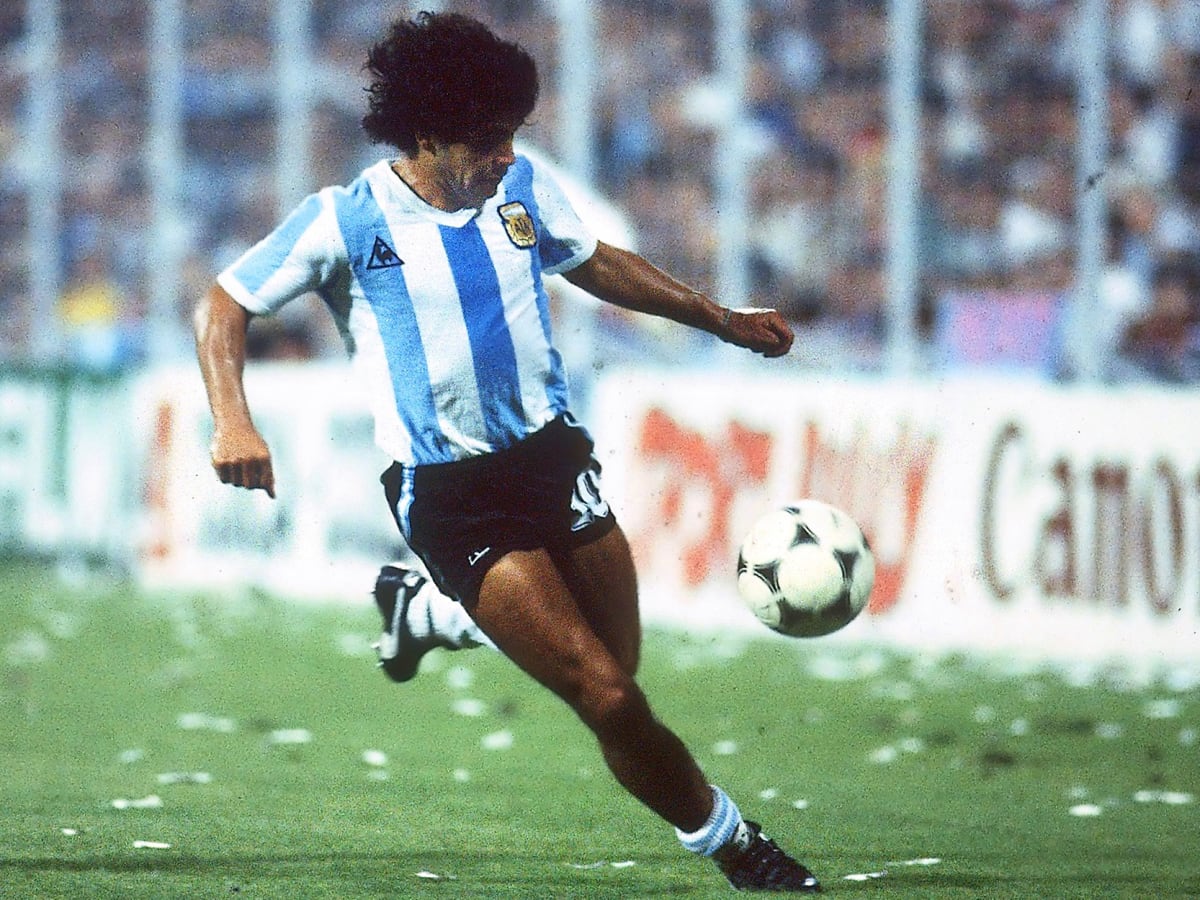 Oh My Goal - Diego Maradona: Today, this photo turned 40 years old. It was  in Rio de Janeiro, when we met personally. How young we were  I wish you  a