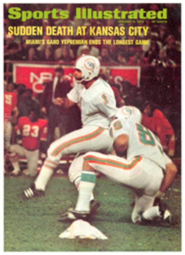 1972 Sports Illustrated Miami Dolphins-Jim Kiick-Larry Csonka-Middle Finger  Issu