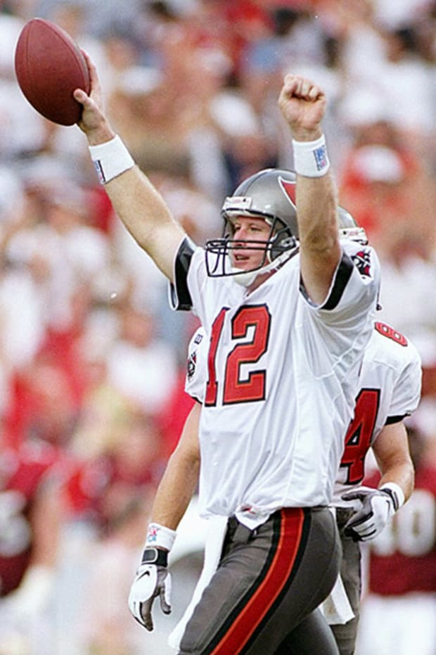 Mike Alstott of the Tampa Bay Buccaneers carries the ball as he is News  Photo - Getty Images