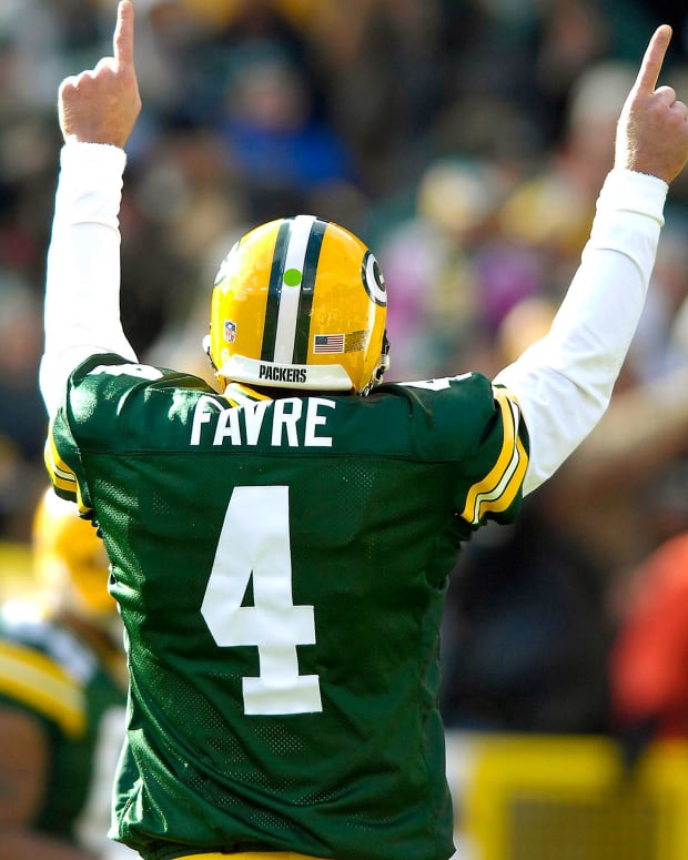 Green Bay Packers quarterback Brett Favre hands off to Packers Donald Driver  in the first quarter at Heinz Field during the pre-season game against the  Pittsburgh Steelers in Pittsburgh on August 11