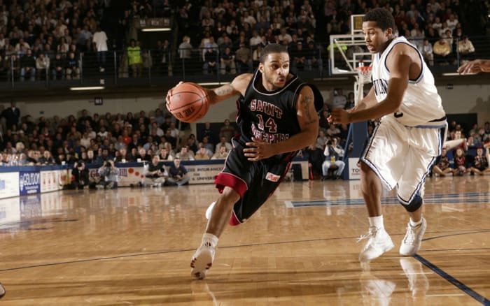 jameer-nelson-st-joes-vault.jpg