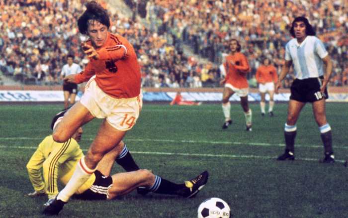 johan-cruyff-vault.jpg