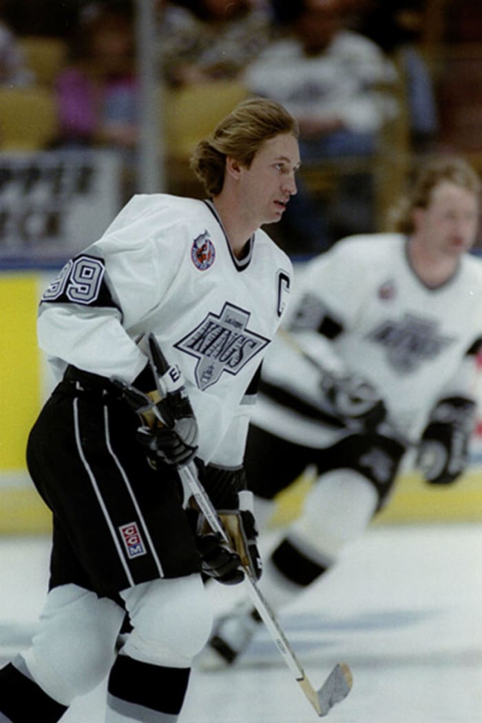 Gretzky returns to ice.jpeg