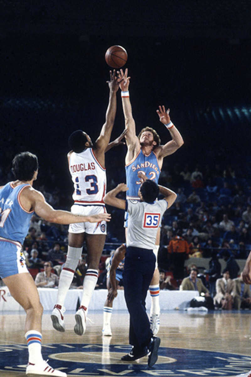 UCLA's Bill Walton is feasting on opponents and turning heads - Sports  Illustrated Vault