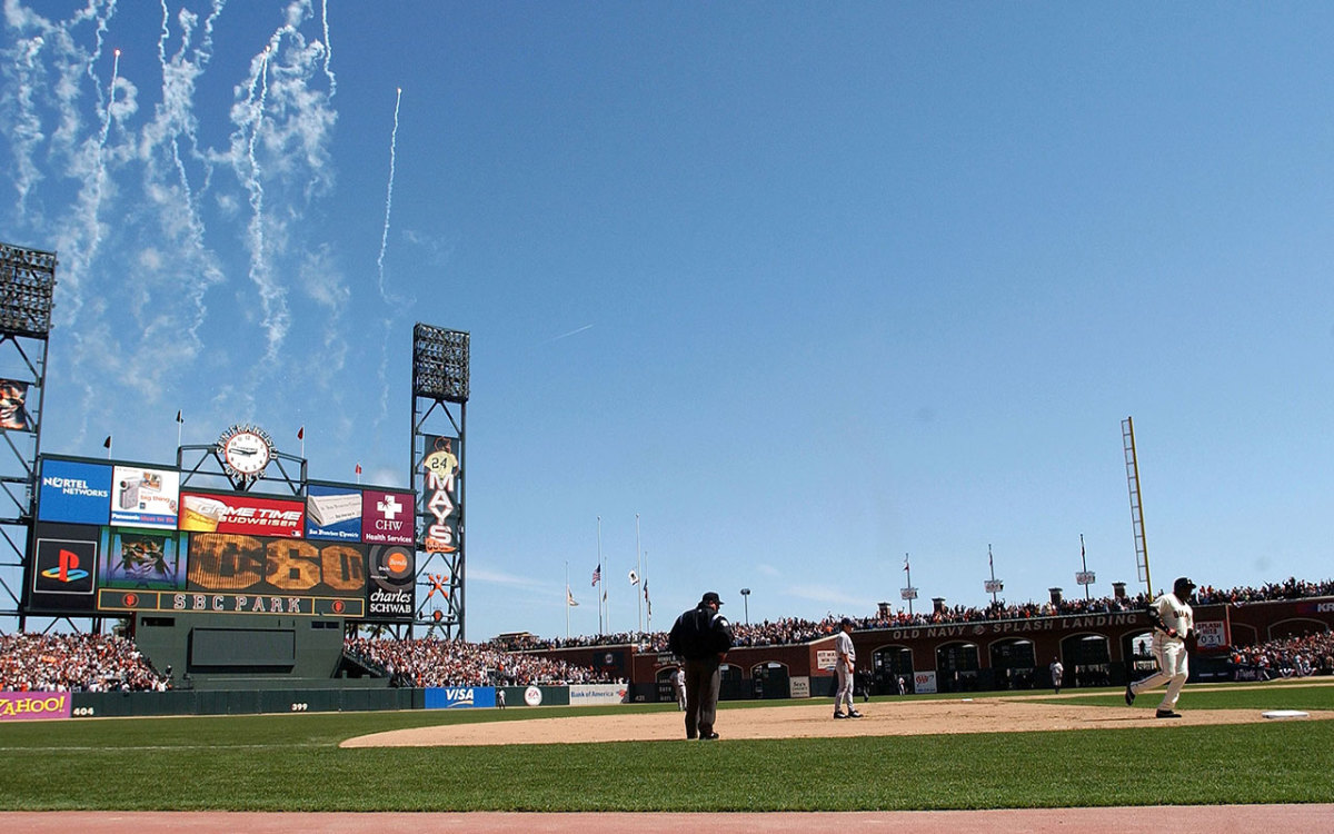 Self-promoting 'Marlins Man' drawing attention at AT&T Park