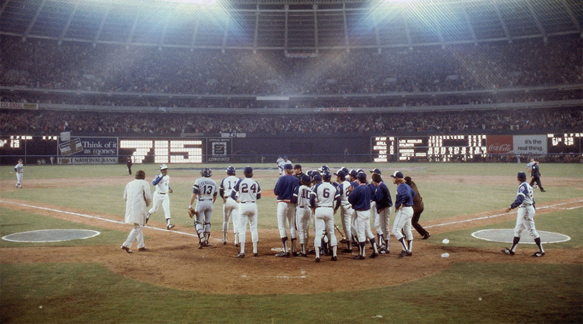 1974: Hank Aaron breaks Babe's home run record with No. 715