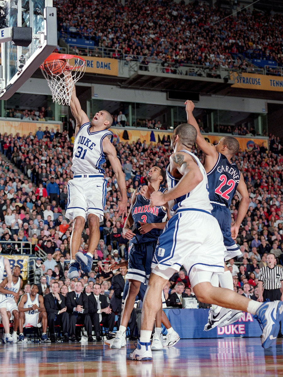 Shane Battier dunks on Arizona in Duke's 2001 NCAA title win