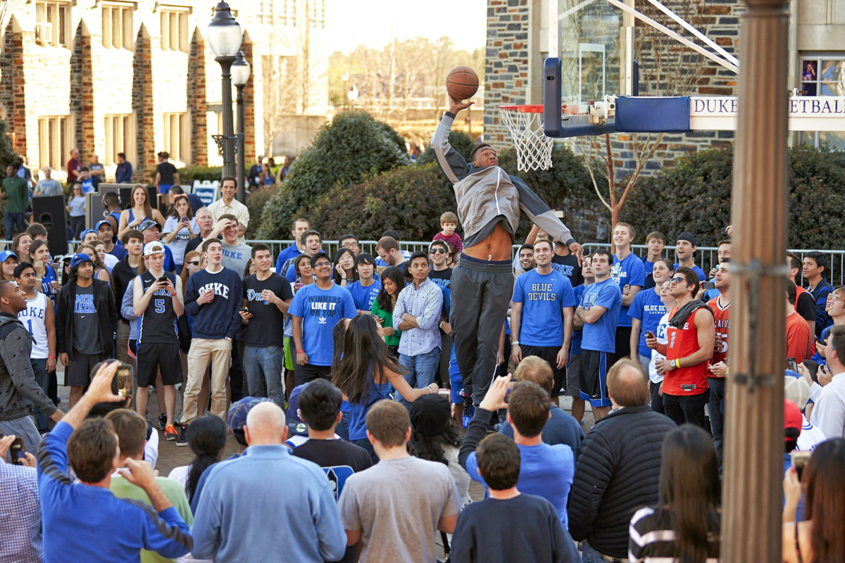 Jabari Parker dunks on campus at Duke